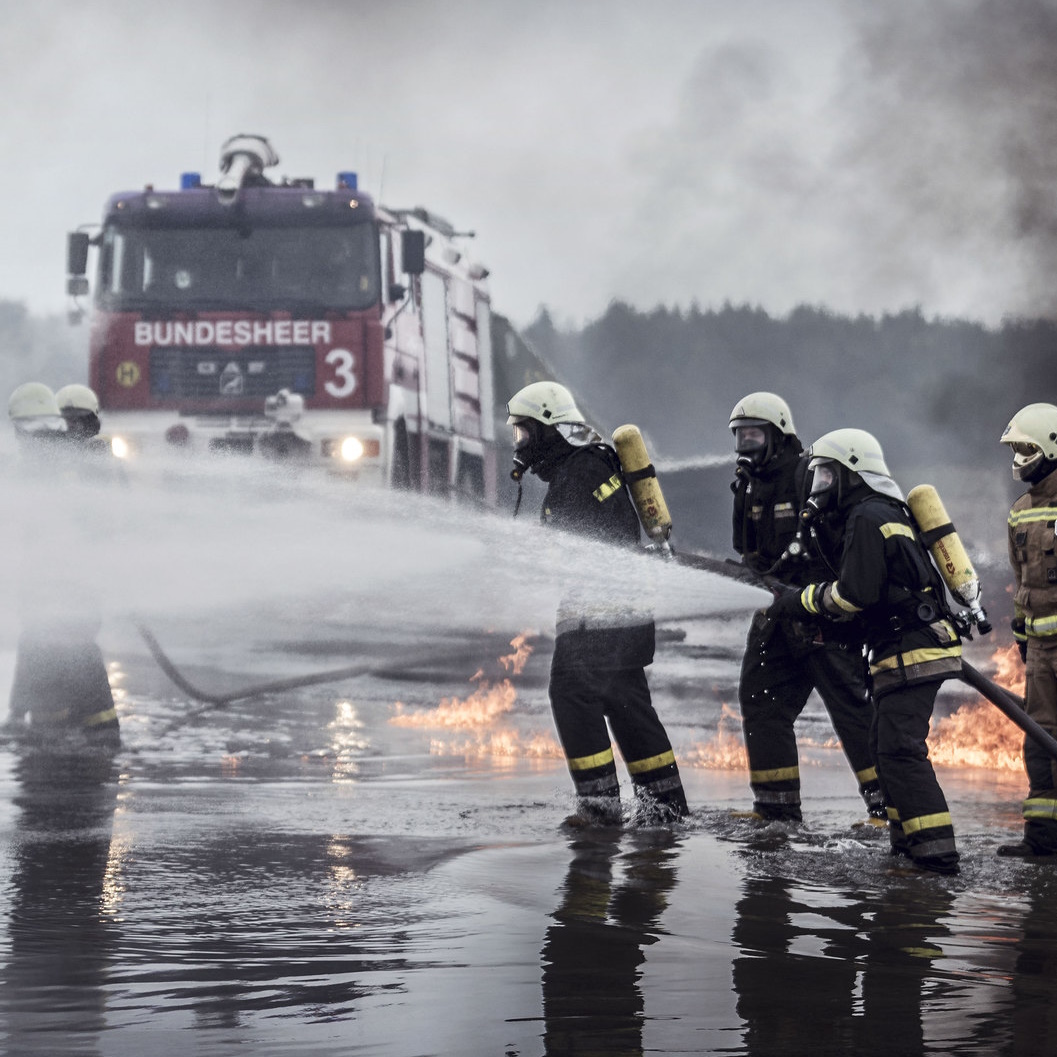 Soldaten im Feuerwehreinsatz