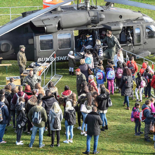 Soldaten die Zivilisten ihren Job erklären