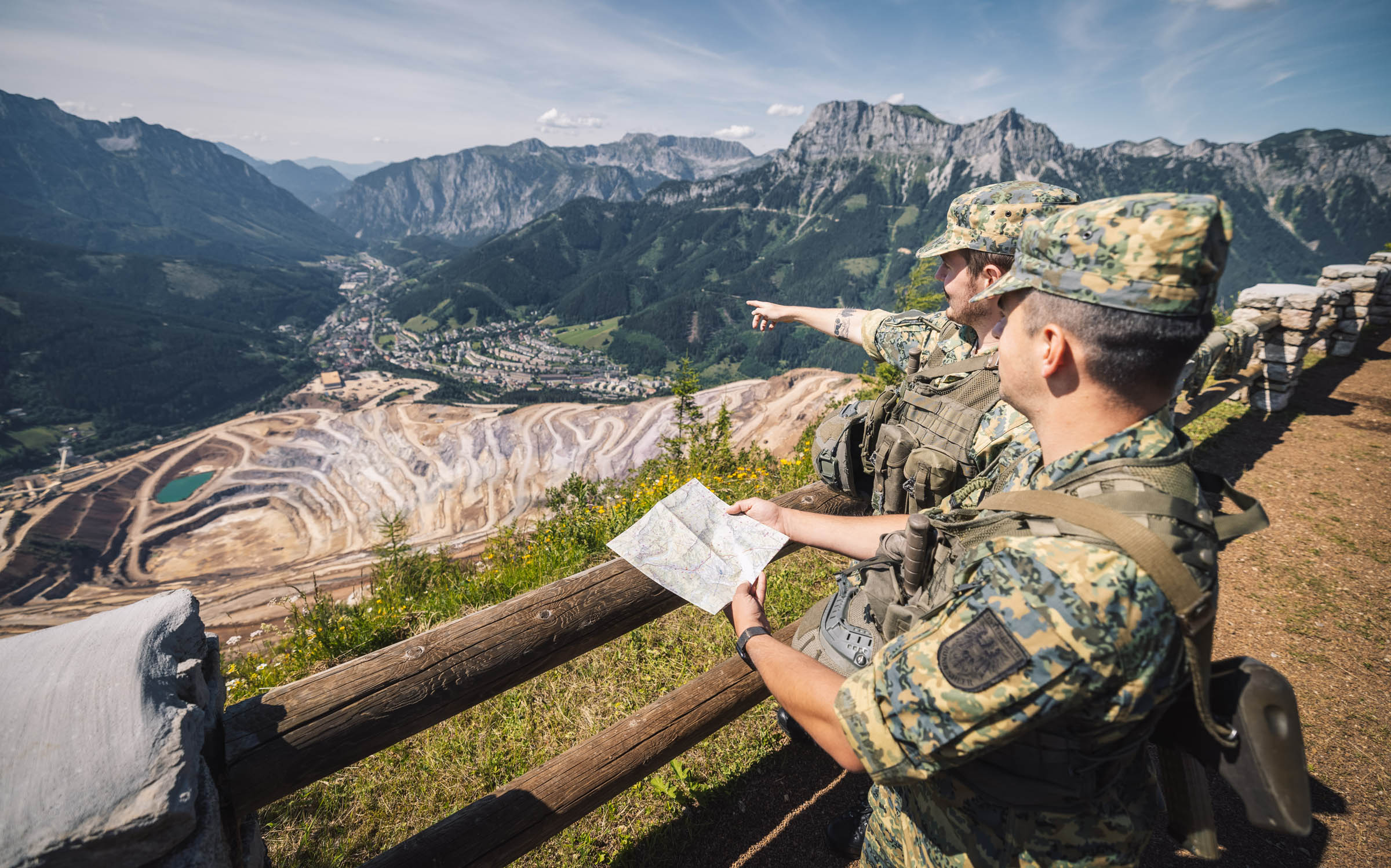 Soldaten beim Navigieren mit Karten