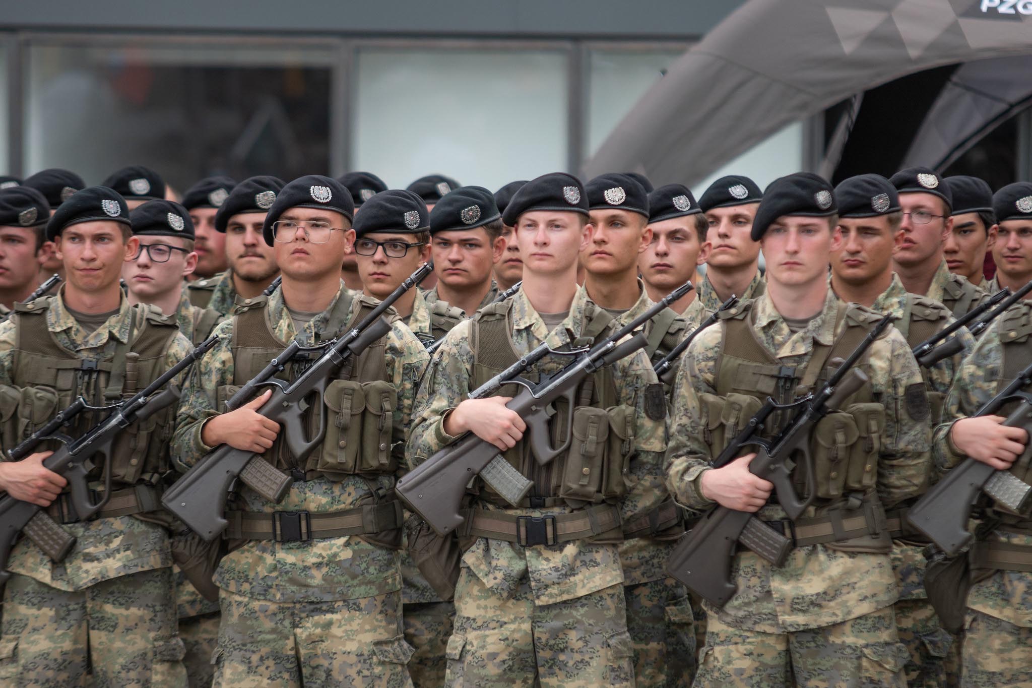 Grundwehrdiener in Formation